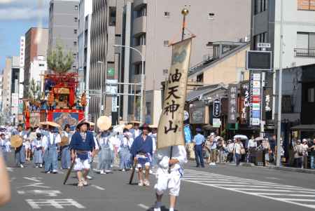 山鉾巡行油天神山