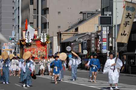 山鉾巡行へ向かう太子山