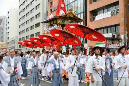 祇園祭2017　山鉾巡行　綾傘鉾と続く鶏鉾