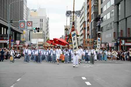 祇園祭2017　綾傘鉾　四条通を進む