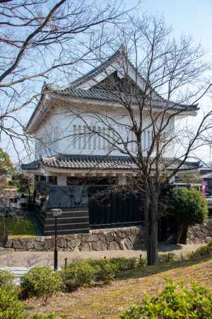 勝竜寺城公園　櫓を模した管理棟