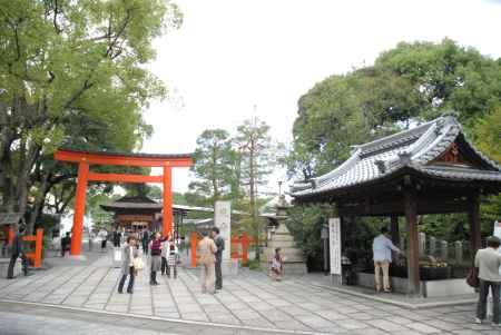 城南鳥居と菊水若水手水舎