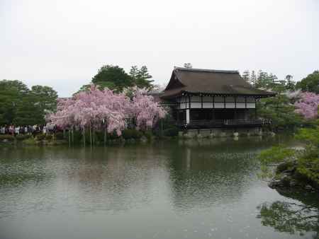 春の平安神宮の尚美館と池