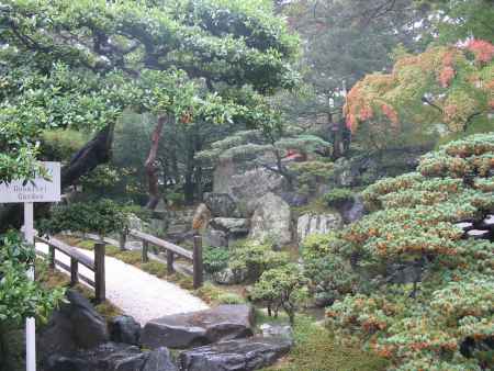 秋の京都御所　池に架かる橋