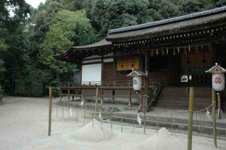 宇治神社の拝殿と清め砂
