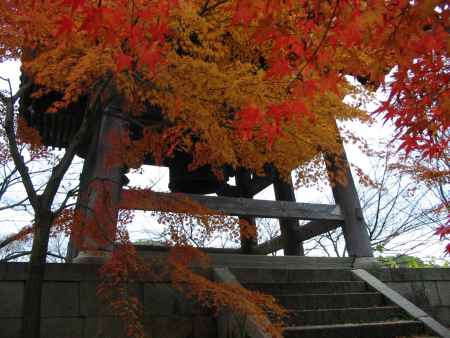 紅葉の高台寺の鐘