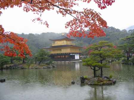 雨の金閣寺