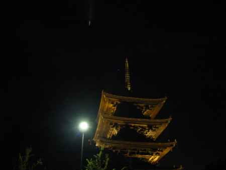 夜空に浮ぶ 東寺五重塔