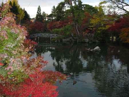 秋の放生池と弁天島