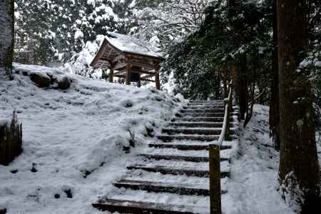 白衣の山寺