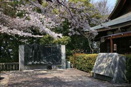 春の護国神社　陸軍特別操縦見習士官之碑