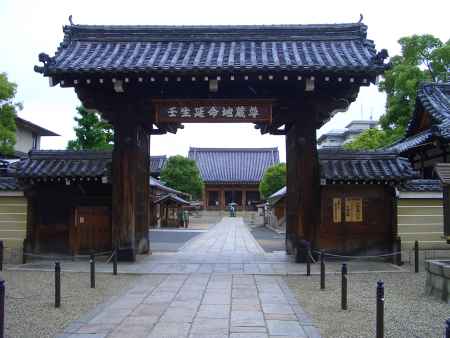 壬生寺の門と本堂