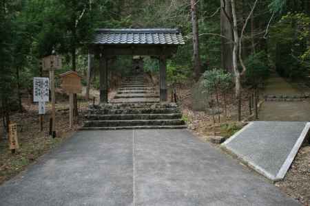 常照皇寺の門から延びる石段