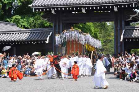 葵祭　堺町御門からでる牛車