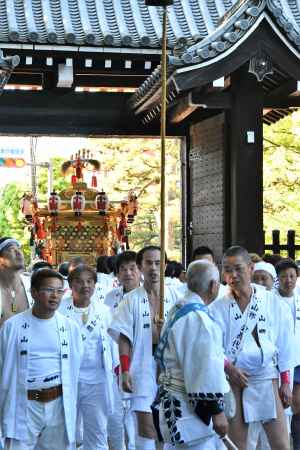 京都御所今出川門を入る神輿