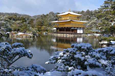 雪の金閣寺