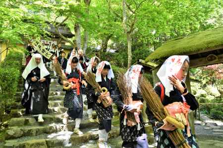 寂光院山門をでる大原女行列