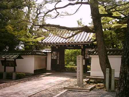 退蔵院の山門