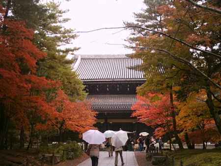 雨の南禅寺