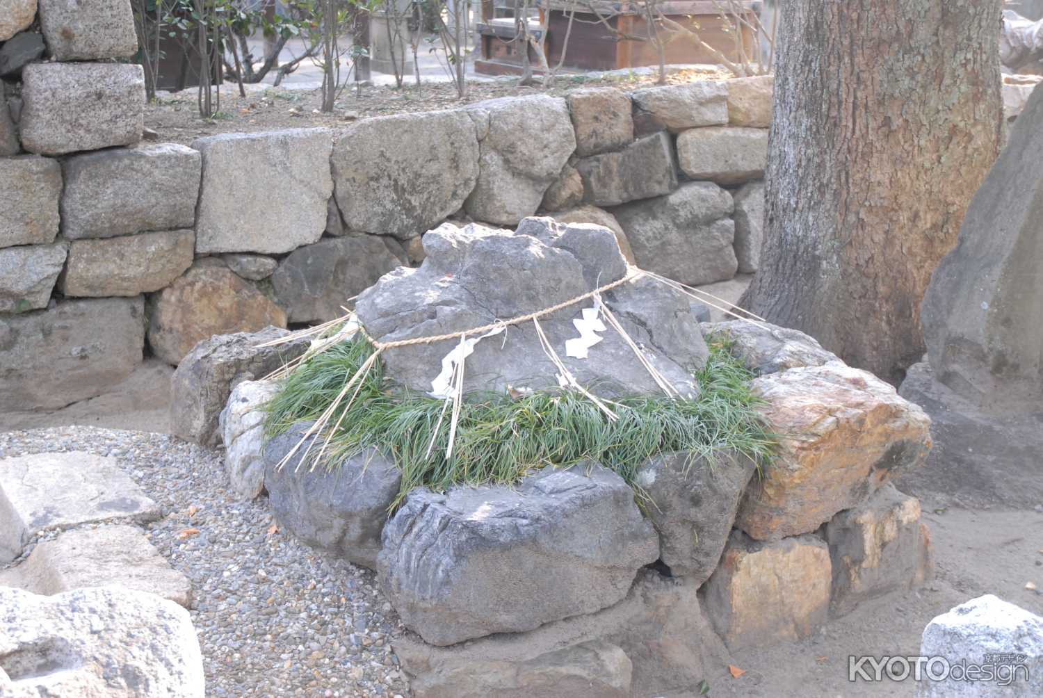 御香宮神社に残る　伏見城の石
